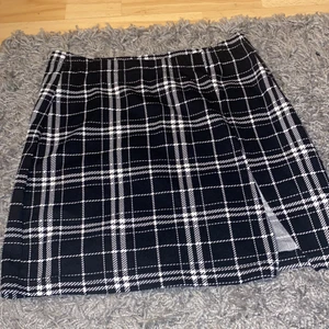 Kjol storlek s - Jätte fin kjol med en liten öppning vid sidan, aldrig använd då den 