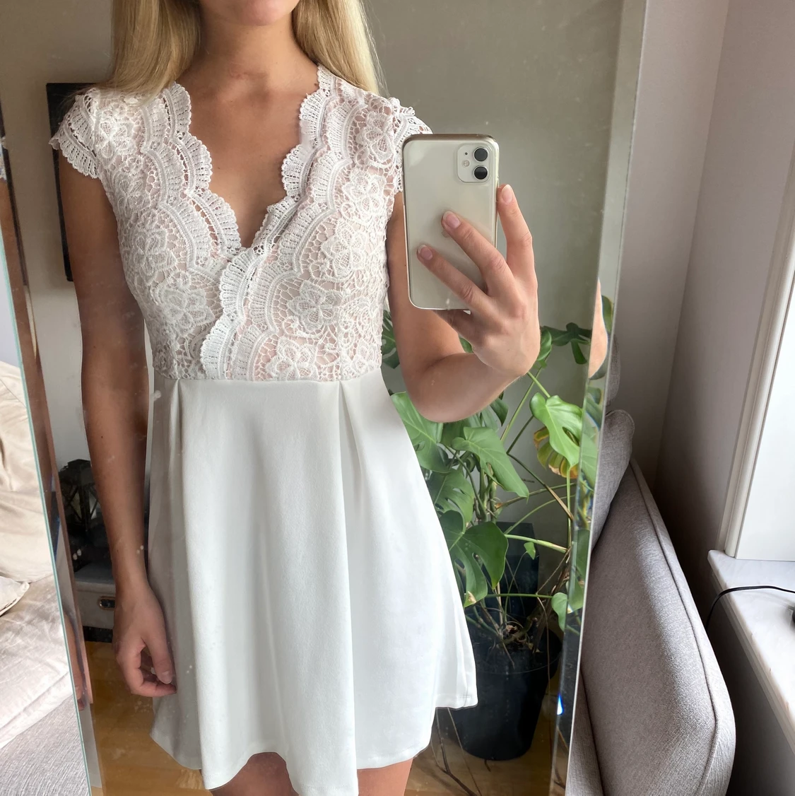 VIT KLÄNNING MED SPETS