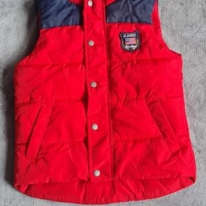 Väst strl 104 - En röd väst i fint skick strl 104