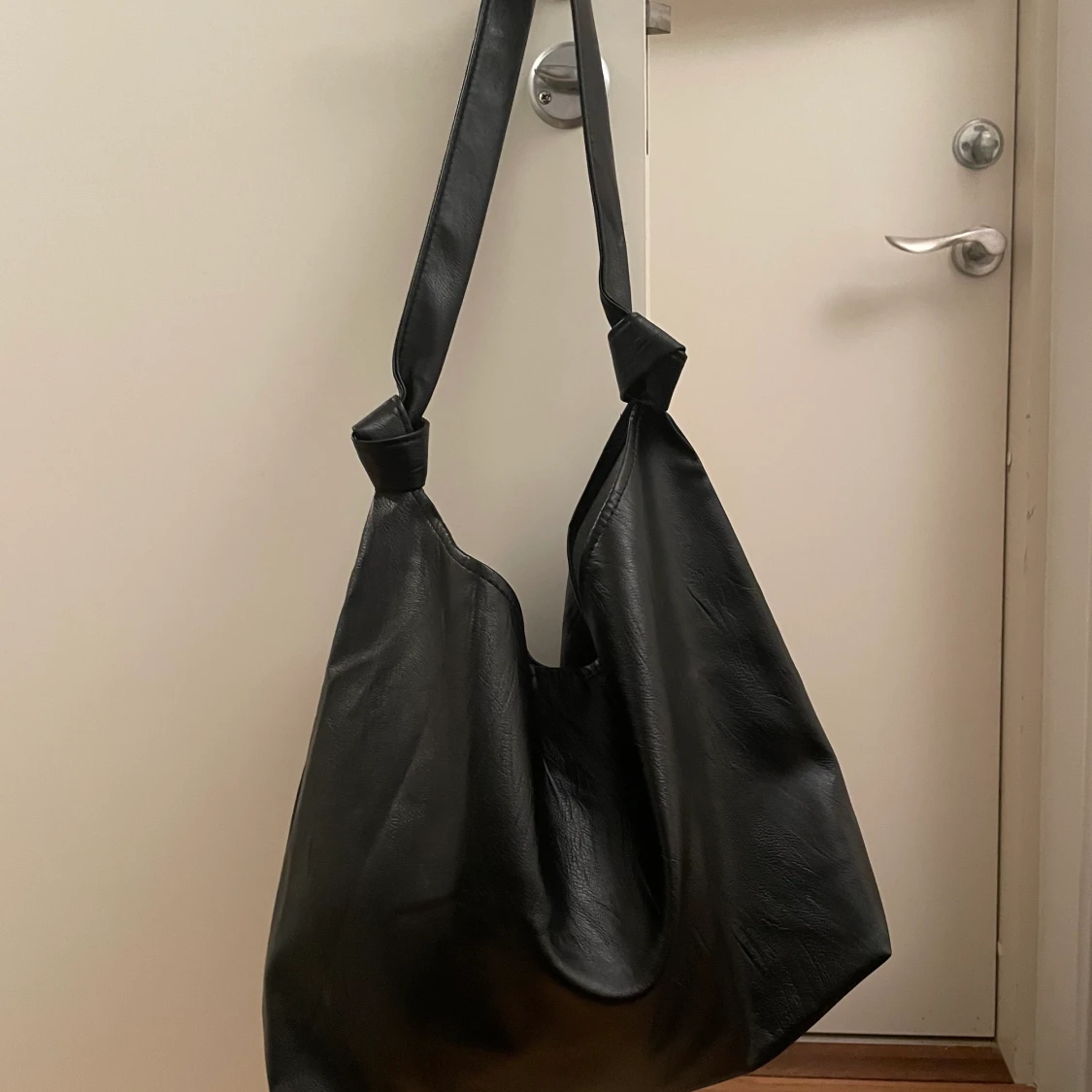 Svart axelväska skinlimitation 🖤👜 - 90