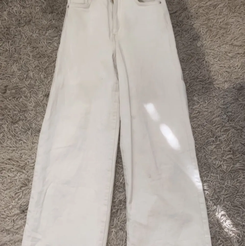 Jag säljer dem här vita vida jeansen från hm som jag knappt har använt jag köpte och jag gillade inte modellen på dem så nu säljer jag dem och hoppas på att nån annan kan få användning för dem. Jeans & Byxor.