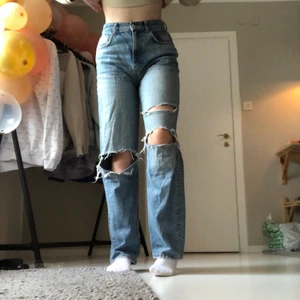 Blå håliga vida jeans  - Säljer mina blå håliga vida jeans då dom itne kommer till användning, super fina och bra skick!