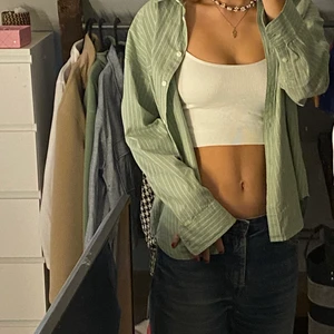 Skjorta - Snygg randig grön skjorta från monki 