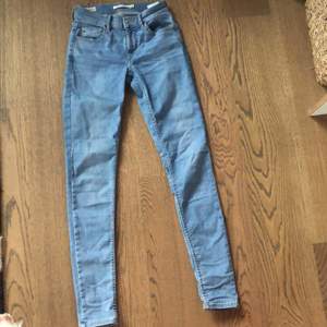 Low waisted, skinny jeans från Levi’s storlek 24, ljus blåa