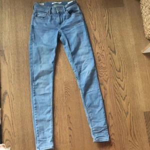 Levi’s skinny jeans - Low waisted, skinny jeans från Levi’s storlek 24, ljus blåa