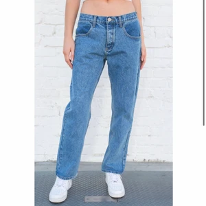 low waist jeans - Helt nya från brandy melville med prislapp kvar! Är i stl S, 79cm waist💙 FINNS KVAR!!!