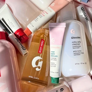 GRATIS GLOSSIER RABATT 10% - Det är många av er som älskar Glossier så varför inte köpa lite nytt och fint inför vintern och kylan som gör ansiktet både blekt och torrt? Nu kan du få alla deras underbara ”glossy” produkter 10% billigare! Använd endast länken i bion så får du automatisk 10% rabatt genom att handla från den länken, det vill säga du behöver inte skriva in koder eller likande utan den sätts automatiskt in i din kassa vid check-out när du använder min länk. 💗