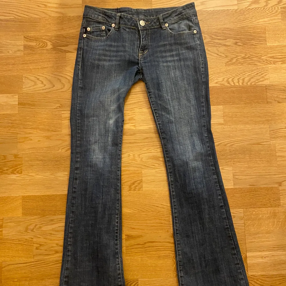 Low waisted Victoria Beckham Jeans. Jag har bara använt dom en gång men köpte dom på secondhand i somras för 200kr. Så säljer dom för 100kr. 💕. Jeans & Byxor.