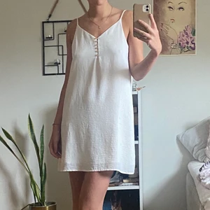 Vit klänning  - Supersöt vit klänning från pinkie. Knappt använd. 