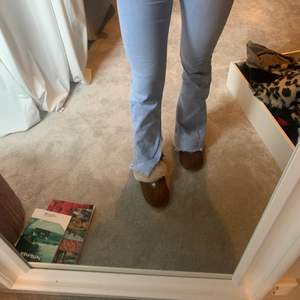 Snygga jeans från Zara med slits!! Strl S. Säljer pga använder inte, använda ca 3 gånger💕💓✨