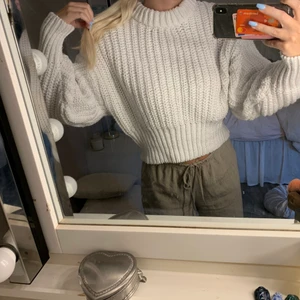 Stickad tröja, jätte varm - Denna stickade tröja är tjock och jätte varm så perfekt till alla kyliga dagar, super snygg och skön! 💗🥰 KÖP NU 150kr