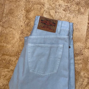 Ljusblåa jeans - Ljusblåa jeans från crocker, köpt på secondhand, frakt tillkommer 