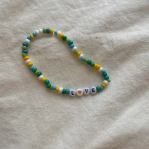 Fotlänk pärlad - Supergullig fotlänk som gör varje outfit lite mer spicy 🌶😍 bandet är elastiskt och passar därför alla! 🙌🙌 Det är handgjort av mig och är därför helt unikt 🤩💗