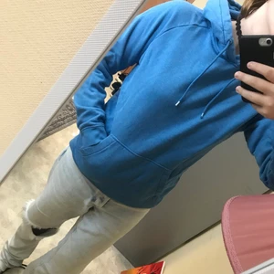 Hoodie - Blå Hoodie (tror den kommer från h&m). Storlek S men passar mig som har M