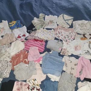 Bebis kläder 50 och 56 - En påse med bebis kläder 50-56 mest 56 storlekar. Både byxor å bodys å pyjamas. Vill säga allt man ser på bilden