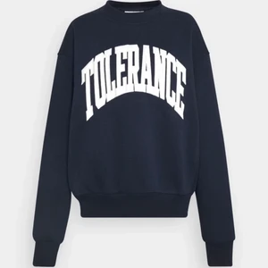 Sweatshirt  - Säljer min tolerance sweatshirt från Weekday. Den är i bra skicka och säljer den pga att den inte kommer till användning. Skriv till mig vid frågor eller liknande❤️