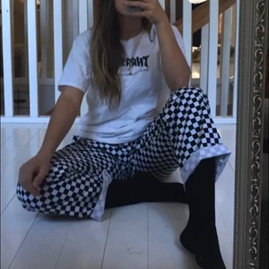 Thrasher t-shirt - Vit thrasher t-shirt. Storlek L i barnstorlek, passar som en vuxen S!