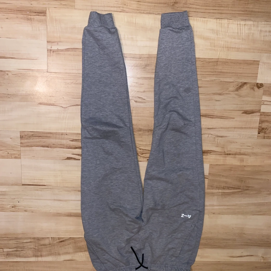 Gråa mjukisbyxor från Zlatans märke!