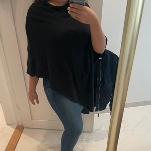 Poncho - Svart stickad poncho.