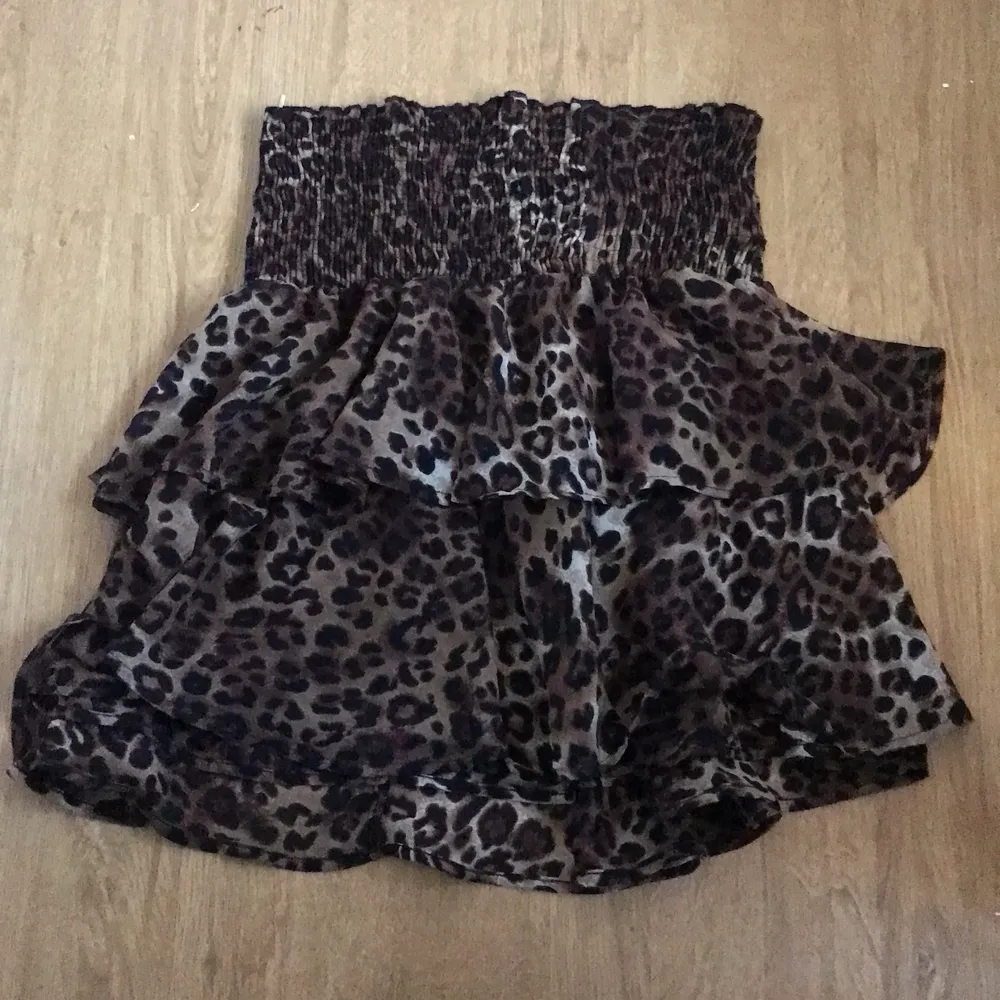 Brun kjol med leopard mönster bra skick . Kjolar.