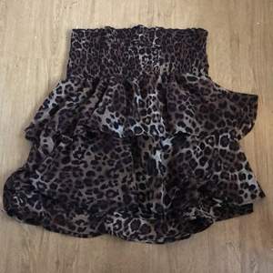 Brun kjol med leopard mönster bra skick 