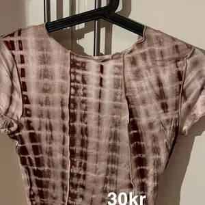 Brun beige t-shirt som är jätte fin och väldigt skönt material! Använd 1 gång😊