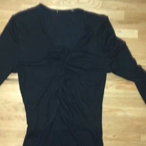 svart klänning - En svart klänning , medel längd , passar stl s , lappen har gått bort så vet inte vart den kommer ifrån x den är i jätte bra skick och är jättefin dock inte min stil. 