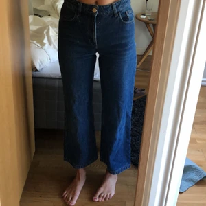 Jeans filippa k - Blå jeans i bra skick. Hyfsat oanvända men med lite snygga slitningar. Storlek S. 
