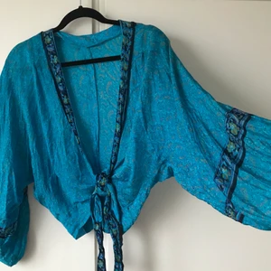 Silkesblus - Blåmönstrad silkesblus i fint skick 🌞🌞🌞 ärvde den av min mamma och vi båda har använt den sparsamt, uppskattar den till storlek S-M, knyts i fram och blir lite croppad 🌸 retro men funkar till många olika stilar 🌟 finns att hämta i Solna, kan eventuellt mötas upp i centrala Stockholm och Uppsala ibland annars så betalar köparen frakten 🦋 samfraktar gärna och byter även ibland om vi båda hittar något vi gillar