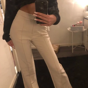 Byxor  - Ett par beiga byxor i stolek Xs med passar även S. Aldrig använda. Köparen står för frakt 