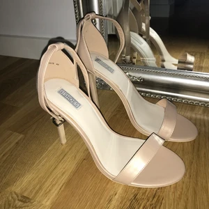  Klackar från Nelly oanvända - Detta är ett par beige/rosa höga klackar som aldrig blivit använda tyvärr, då jag inte kan gå i höga klackar hahaha. Men om jag kunde så hade jag använt dem titt om tätt då man kan ha många outfits till dem och är väldigt bekvämliga. Frakten kommer utöver priset men dem väger inte mer än ett halvt kilo så det är inte en jätte summa.