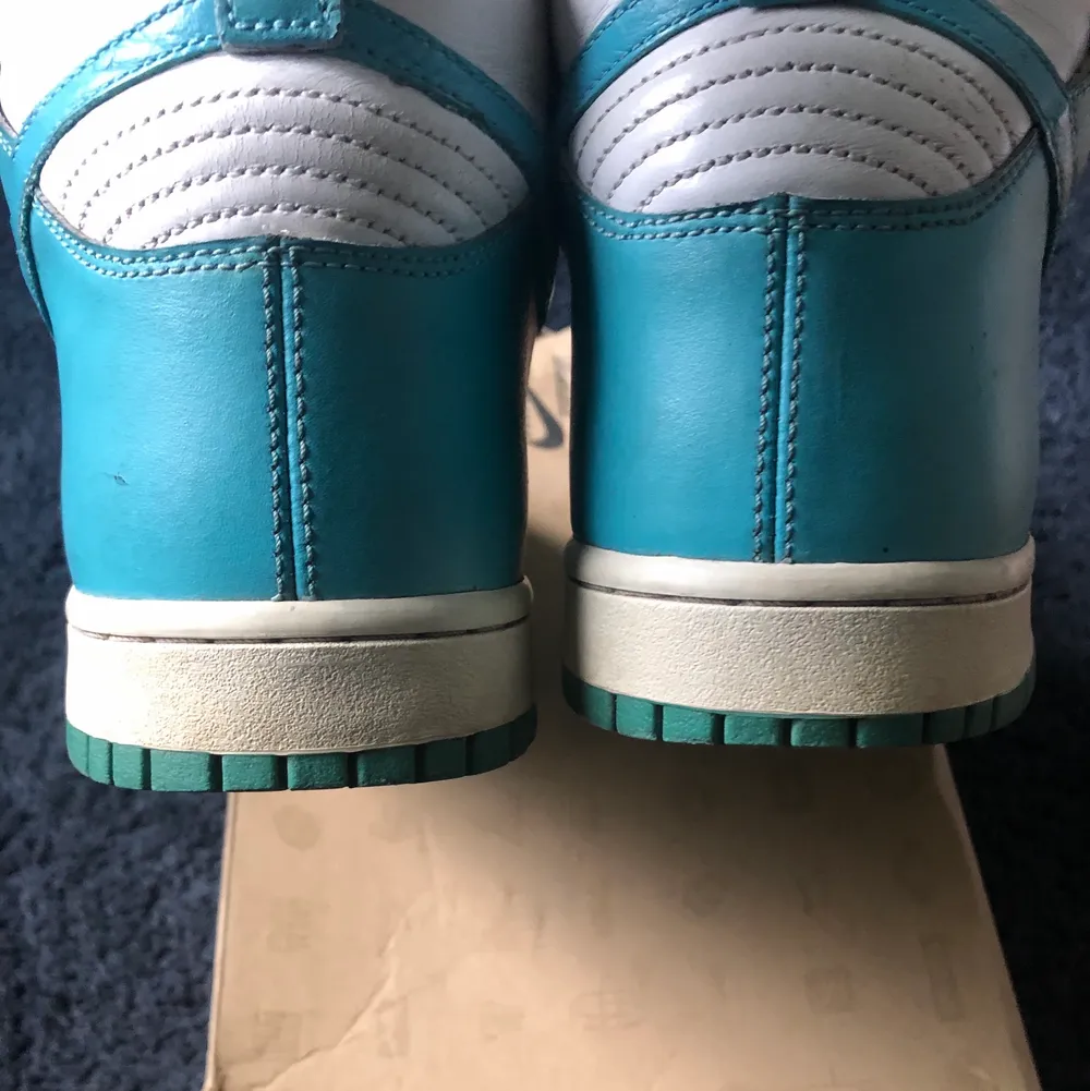 Säljer dessa Nike dunk High mineral blue från “ostrich pack” 2011 storlek 44.   De är i väldigt bra skick och de billigaste paret jag hittar ligger på ca 2000kr använda.   Det är originalboxen men den är ganska trasig.   Skriv om du vill ha fler bilder eller har några frågor. Kan fraktas eller mötas upp i Stockholm:). Skor.