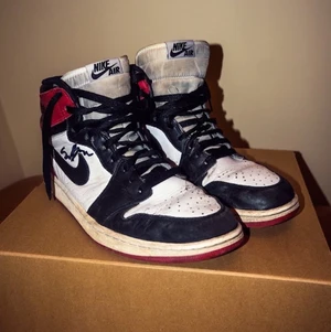 Jordan 1 Retro High Black Toe (2016) - Tar trades. Skriv gärna om du har funderingar eller vill ha fler bilder. Signerad av Sean Banan (som jag kan ta bort) 