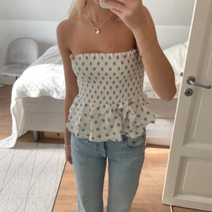Topp från zara - Slutsåld topp från zara som man kan ha med både axelband eller utan❤️