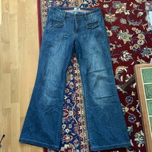Y2k jeans  - skitsnygga utsvängda jeans med låg midja. de är storlek 40 men skulle säga att de är lite mindre i storleken. Jag är 174cm och de är en aningen korta för mig. Inga skador på jeansen då de är knappt använda av mig. Kan mötas upp. 