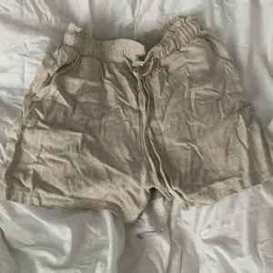 Linneshorts  - Snygga linne shorts lite ostrukna bara. Passar xs-m. Fler som vill köpa då blir det budgivning💕Skriv för fler bilder💕köpte i somras så nyskick 