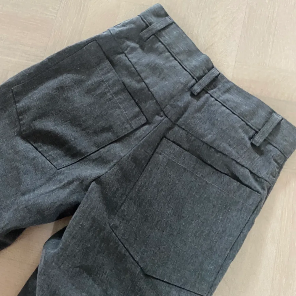 Lågmidjade gråa byxor. Jag är 175 cm och dom är perfekt längd på mig :) tyvärr för små i midjan för mig. 160 kr, jag betalar frakt . Jeans & Byxor.