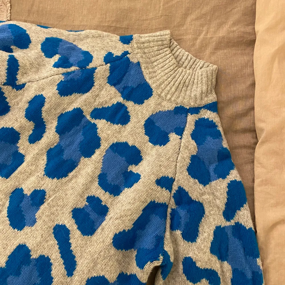 Supermysig och cool stickad tröja från H&M i blått leopard mönster. Absolut inte sticksig utan väldigt mjuk! Storlek xs 💘. Stickat.