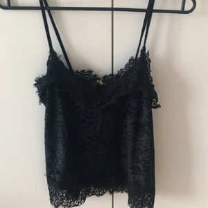 Svart linne, strl XS - Svart sammetslinne med spetskant från h&m. Storlek XS.