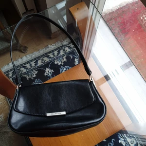 Åkta leather banquet väska  - E åkta super fin leather banquet väska som är I mycket bra skick och matcherar med allt. Väskan är köpte I Italy for dyrt .finns fler bilder 