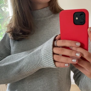 Glittrig tröja  - Silverglittrig tröja med liten krage! Så gullig och perfekt nu när det börjar gå mot jul❤️använd en eller två gånger, i perfekt skick! Strl xs men passar även s&m! Köpare står för frakt!