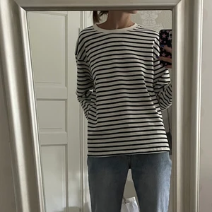 Zara tröja - Super fin randig tröja från Zara, helt ny och använd en ända gång 💓 säljer då jag aldrig riktigt får användning av den. 