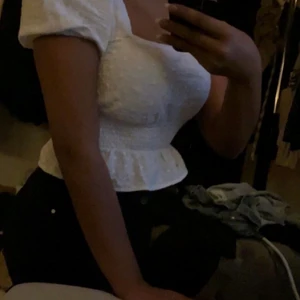 Jätte fin puffärm topp med volanger - Jätte fin tröja med puffärm och volanger nertill 