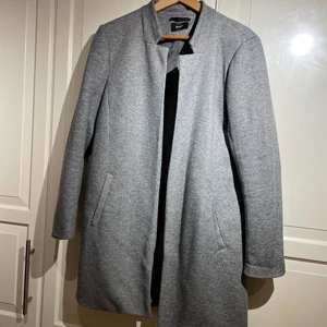 Kappa - Grå kappa, tuntfodrad, fint skick, liten i storlek passar M!