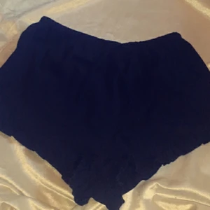 Shorts från bikbok - Shorts från bikbok som passar bra både till finare tillfällen men de passar även perfekt till att ha som mjukisshorts. De har en liten volang längst ned i kanten. Köparen står för frakten, hör av dig vid frågor 💞