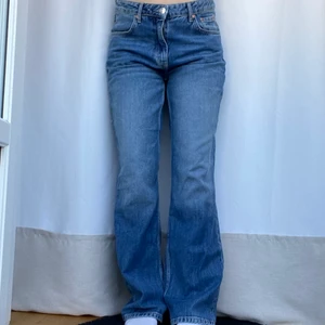 Blå jeans - Blå jeans, storlek 40 sitter snyggt oversize på mig som har 36 och långa i benen💕 jag är 170 cm
