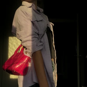 Lila Manchester Jacka  - En lila jätte snygg Manchester jacka 💜☮️☮️ Perfekt höst/vår jacka i en snygg färg 🎨 🎨 Säljer pågrund av att den inte kommit till användning. Kan diskutera pris 💜