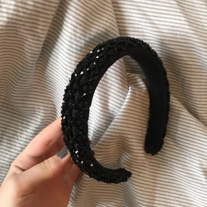 Glittrigt diadem - Säljer detta diadem eftersom det aldrig kommer till användning, köpt på arkivet för 250kr 🌟 