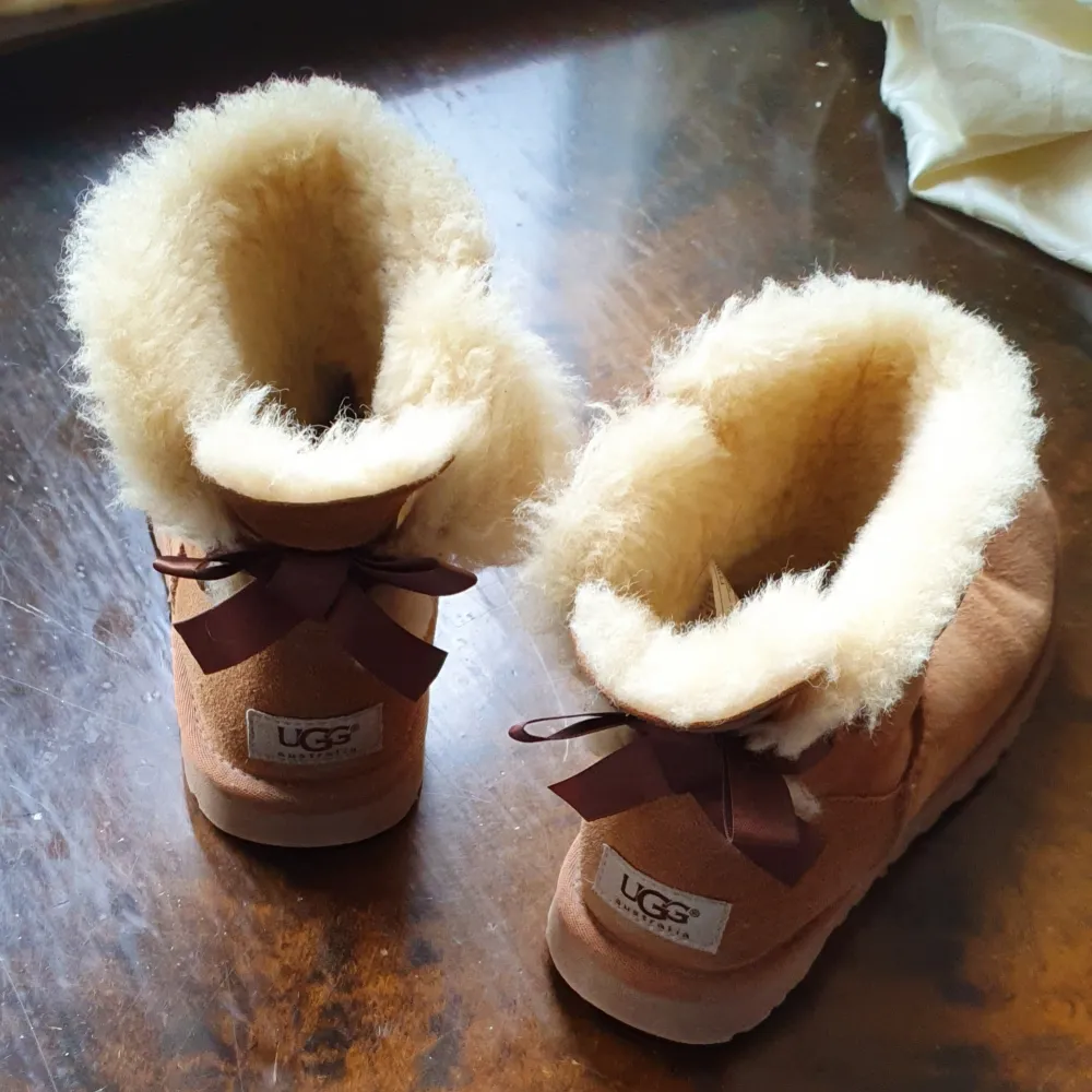 Säljer min åkta UGG som är I mycket bra skick och matcherar med allt. Bootsen är användade några fatal gånger.De är mycket varmt och bekväm att gå med och passar jätte bra till vinter och snow. Köpte de 2500kr.Finns fler bilder och bud I kommenterna. Passar 36_ 37. Skor.