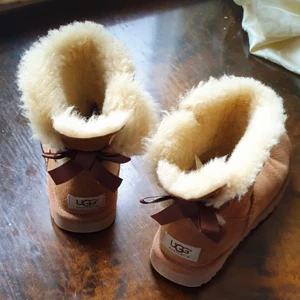 Aktå UGG boots  - Säljer min åkta UGG som är I mycket bra skick och matcherar med allt. Bootsen är användade några fatal gånger.De är mycket varmt och bekväm att gå med och passar jätte bra till vinter och snow. Köpte de 2500kr.Finns fler bilder och bud I kommenterna. Passar 36_ 37